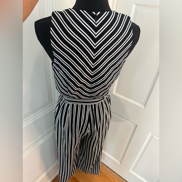 Size 6 like new Banana Republic Romper - Picture 4 of 6